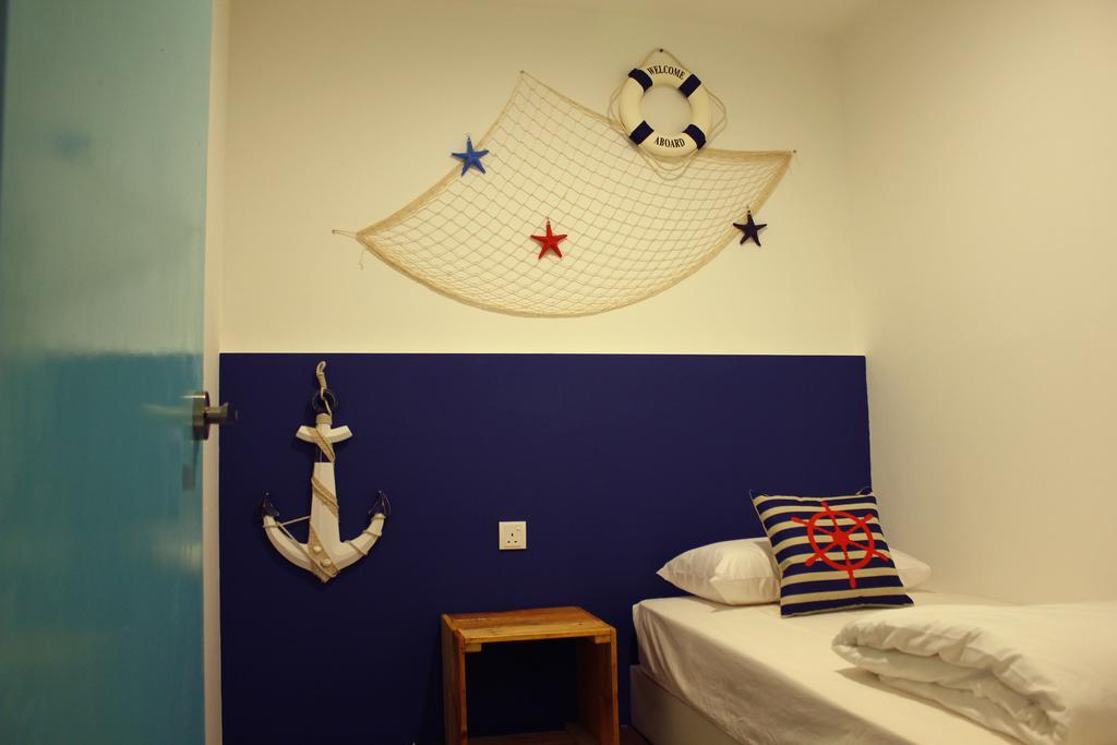 Roof Talk Theme Hostel Johor Bahru Værelse billede