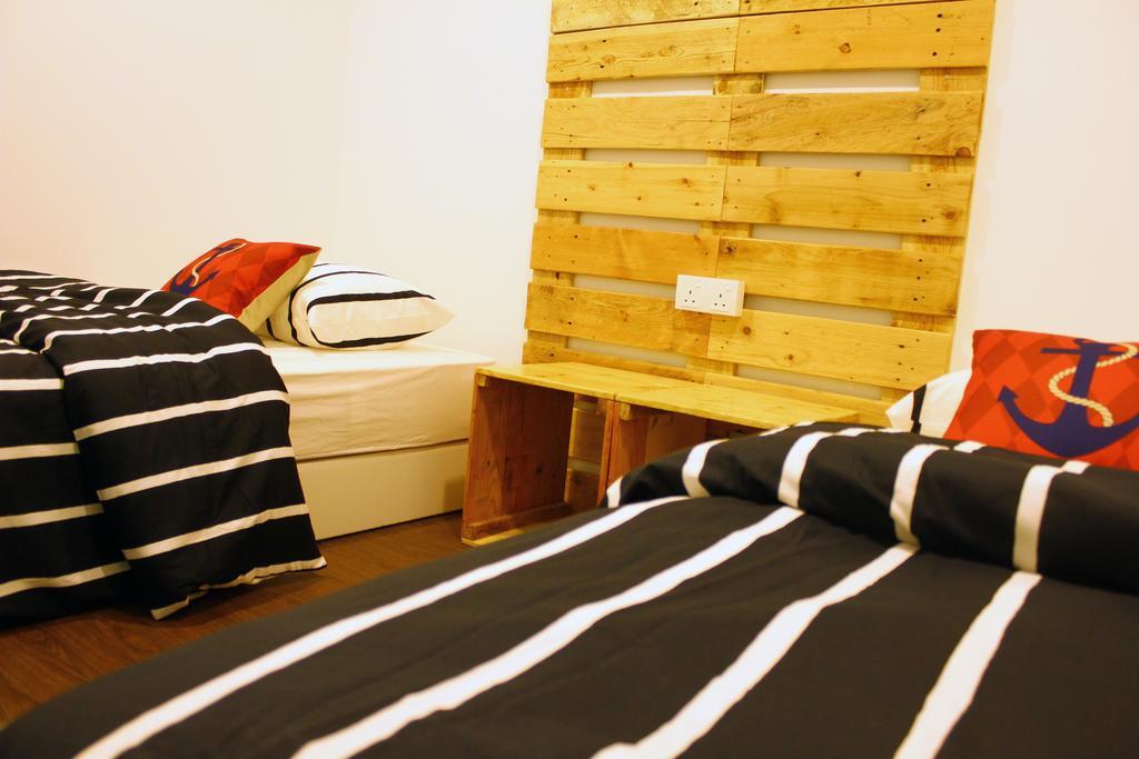 Roof Talk Theme Hostel Johor Bahru Værelse billede