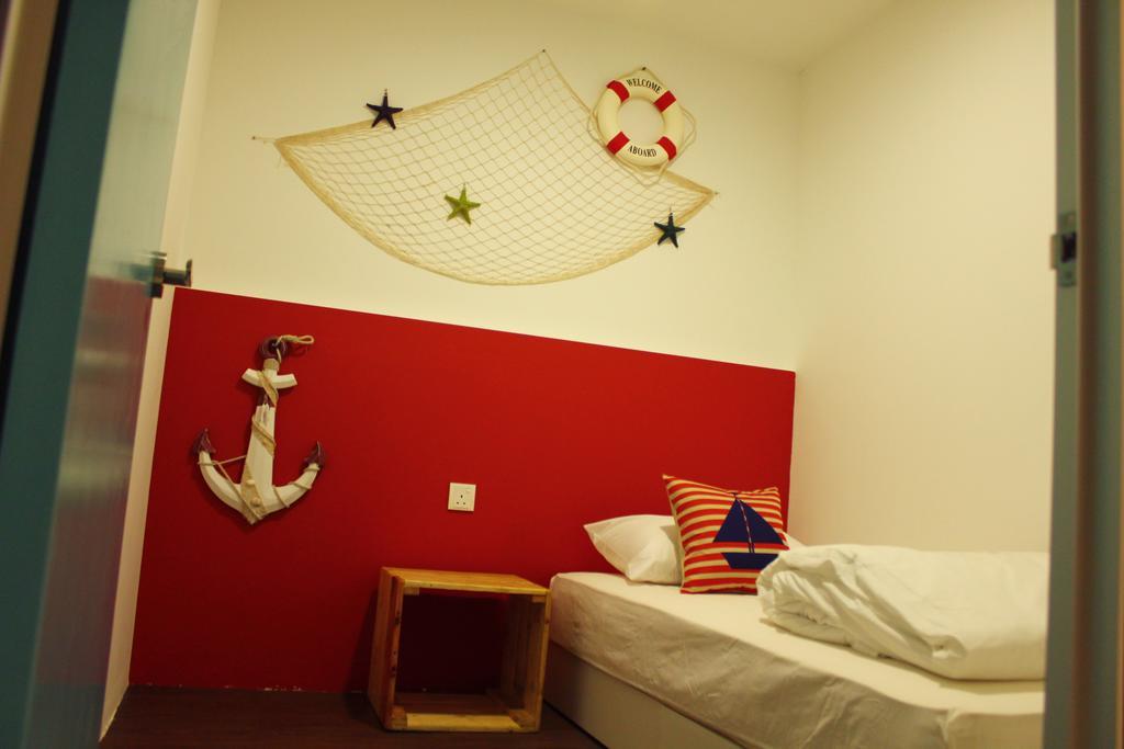Roof Talk Theme Hostel Johor Bahru Værelse billede