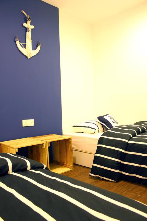 Roof Talk Theme Hostel Johor Bahru Værelse billede