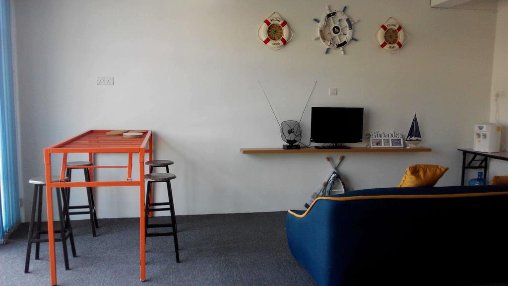 Roof Talk Theme Hostel Johor Bahru Værelse billede