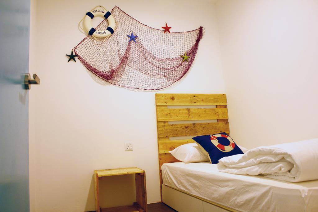 Roof Talk Theme Hostel Johor Bahru Værelse billede