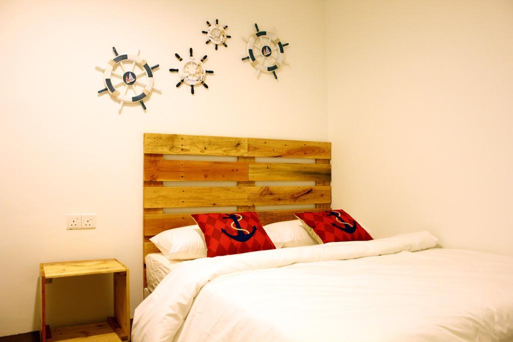 Roof Talk Theme Hostel Johor Bahru Værelse billede