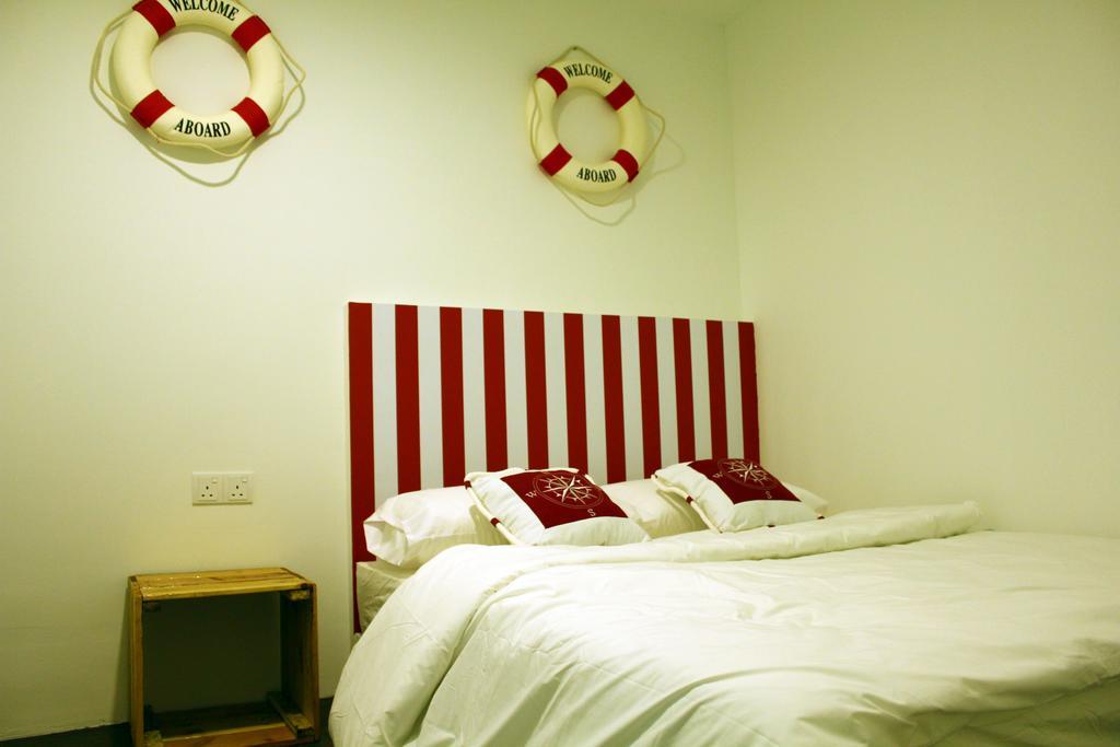 Roof Talk Theme Hostel Johor Bahru Værelse billede